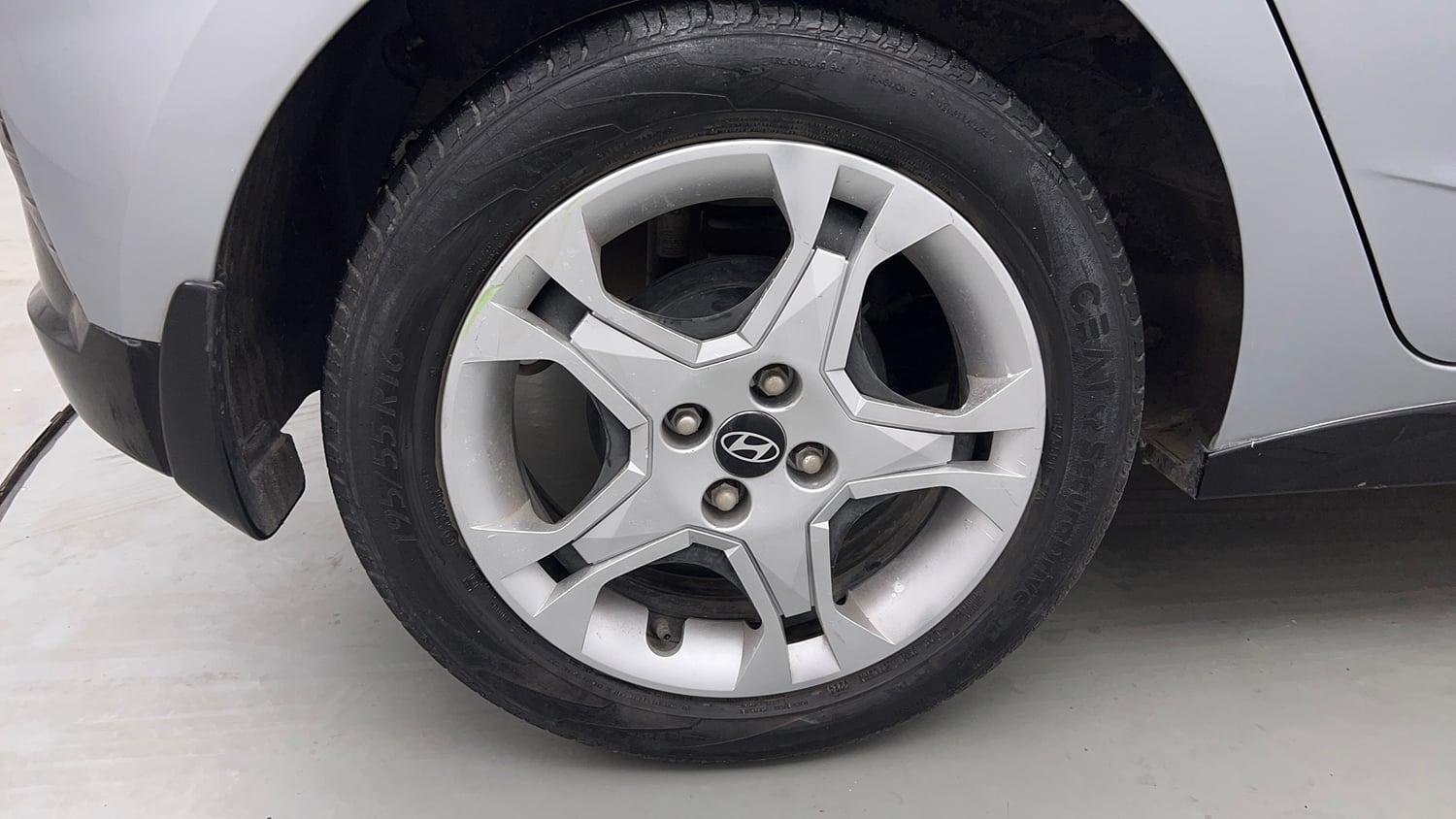 Used 2024 Hyundai i20 Sportz (O) 1.2 MT Petrol Manual tyres RIGHT REAR TYRE RIM VIEW