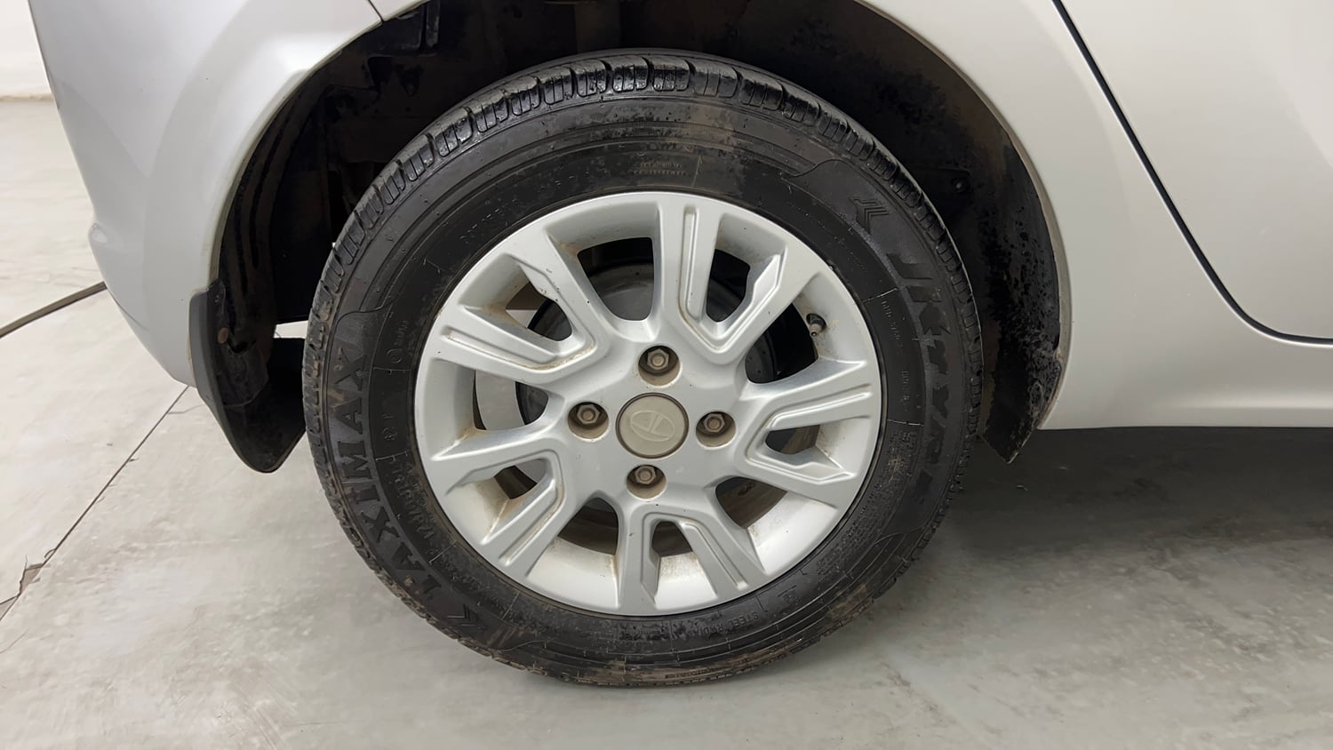Used 2018 Tata Tiago Revotron XZA Petrol Automatic tyres RIGHT REAR TYRE RIM VIEW