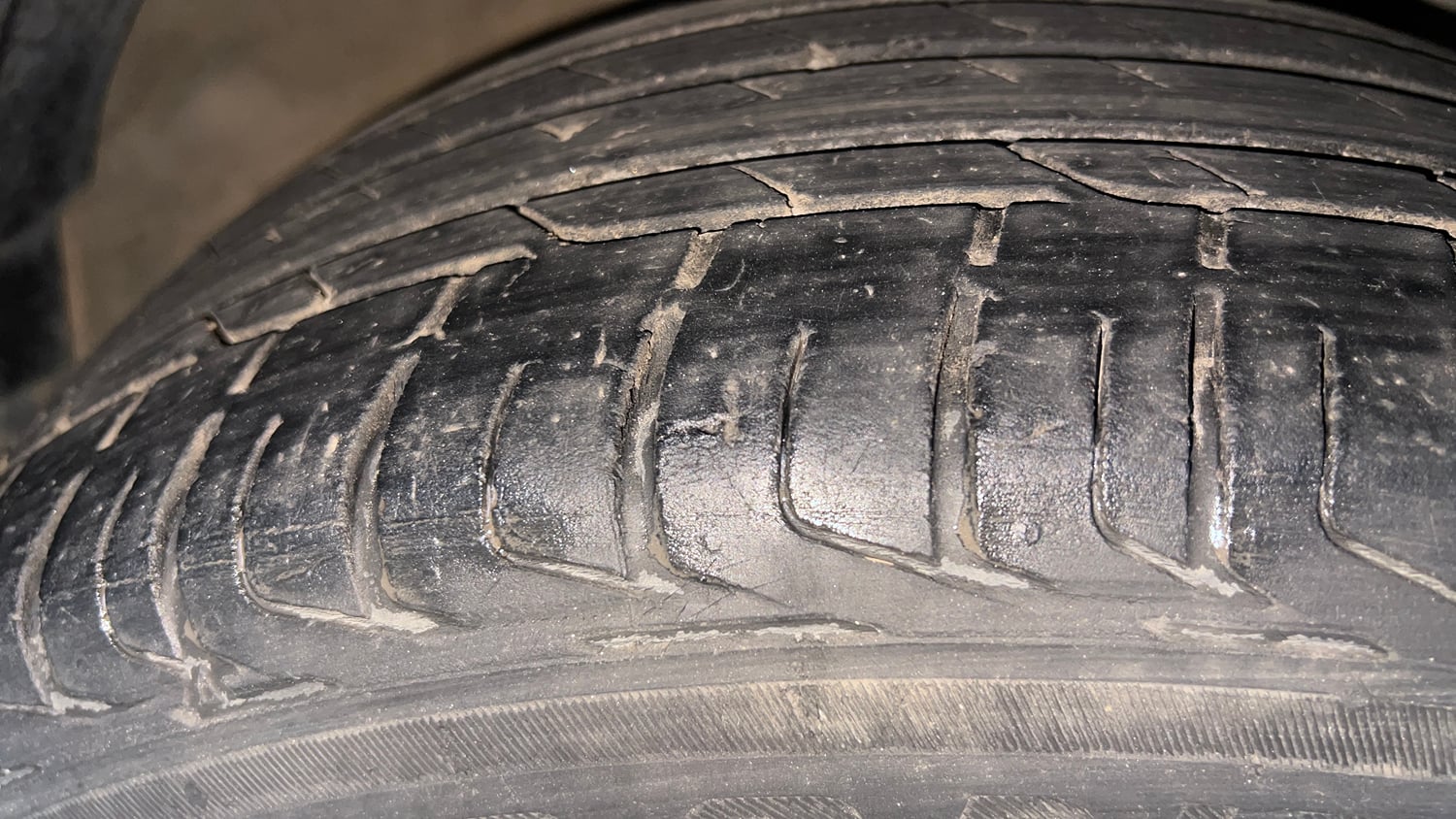 Used 2020 Kia Sonet GTX Plus 1.0 DCT Petrol Automatic tyres RIGHT FRONT TYRE TREAD VIEW
