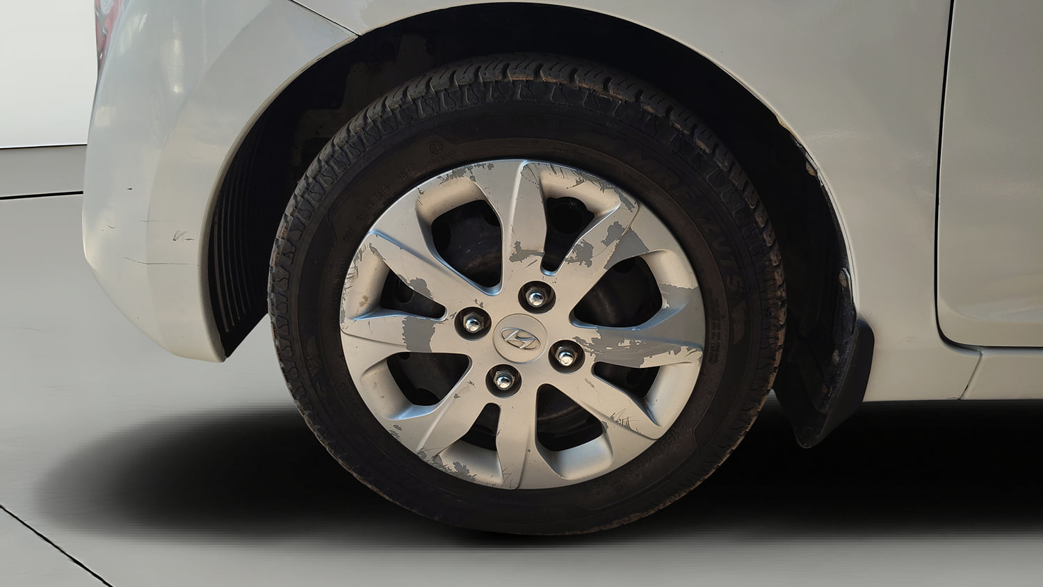 Used 2018 Hyundai Eon Magna + Petrol Manual tyres LEFT FRONT TYRE RIM VIEW