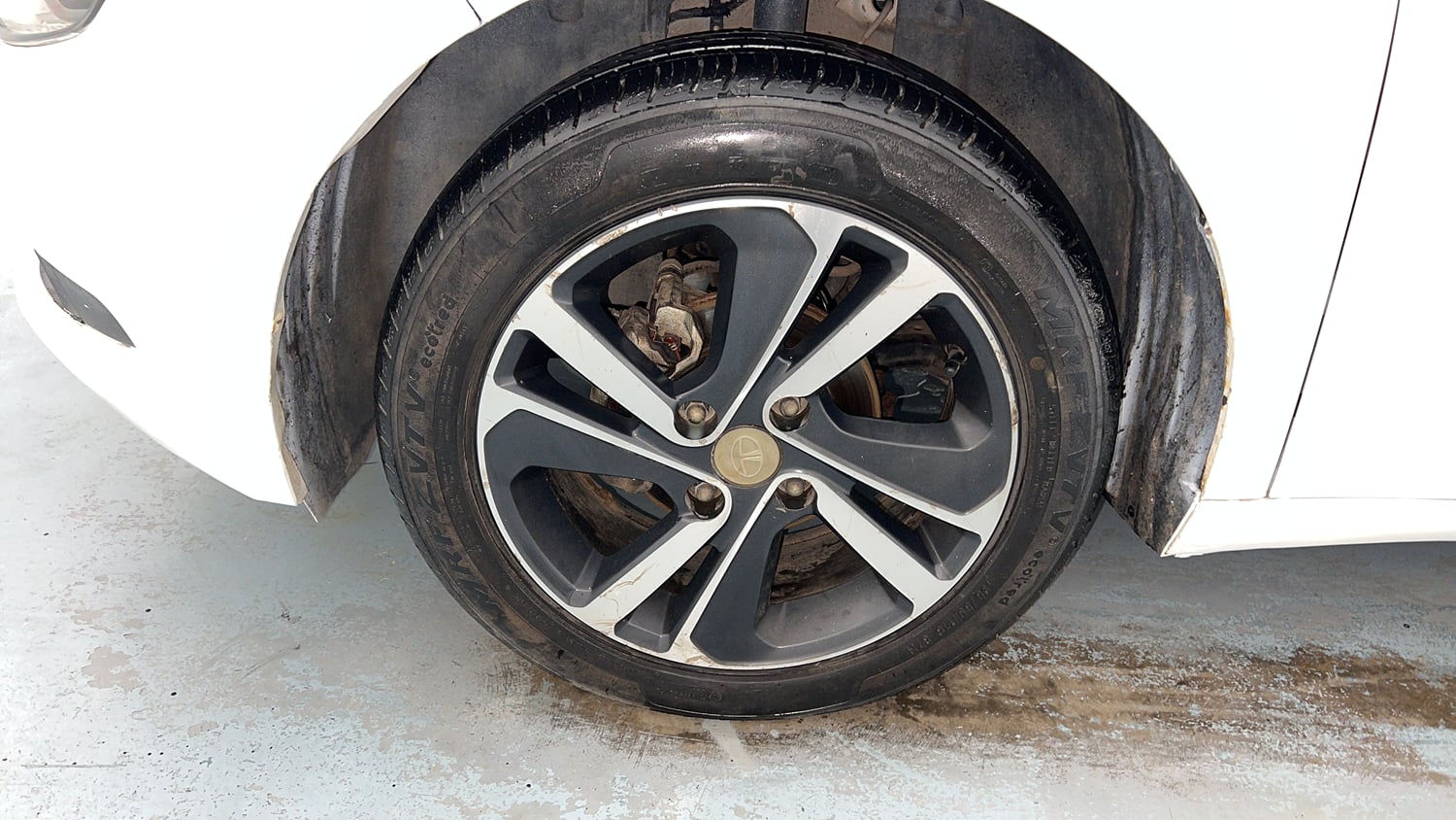 Used 2020 Tata Altroz XZ Petrol Petrol Manual tyres LEFT FRONT TYRE RIM VIEW