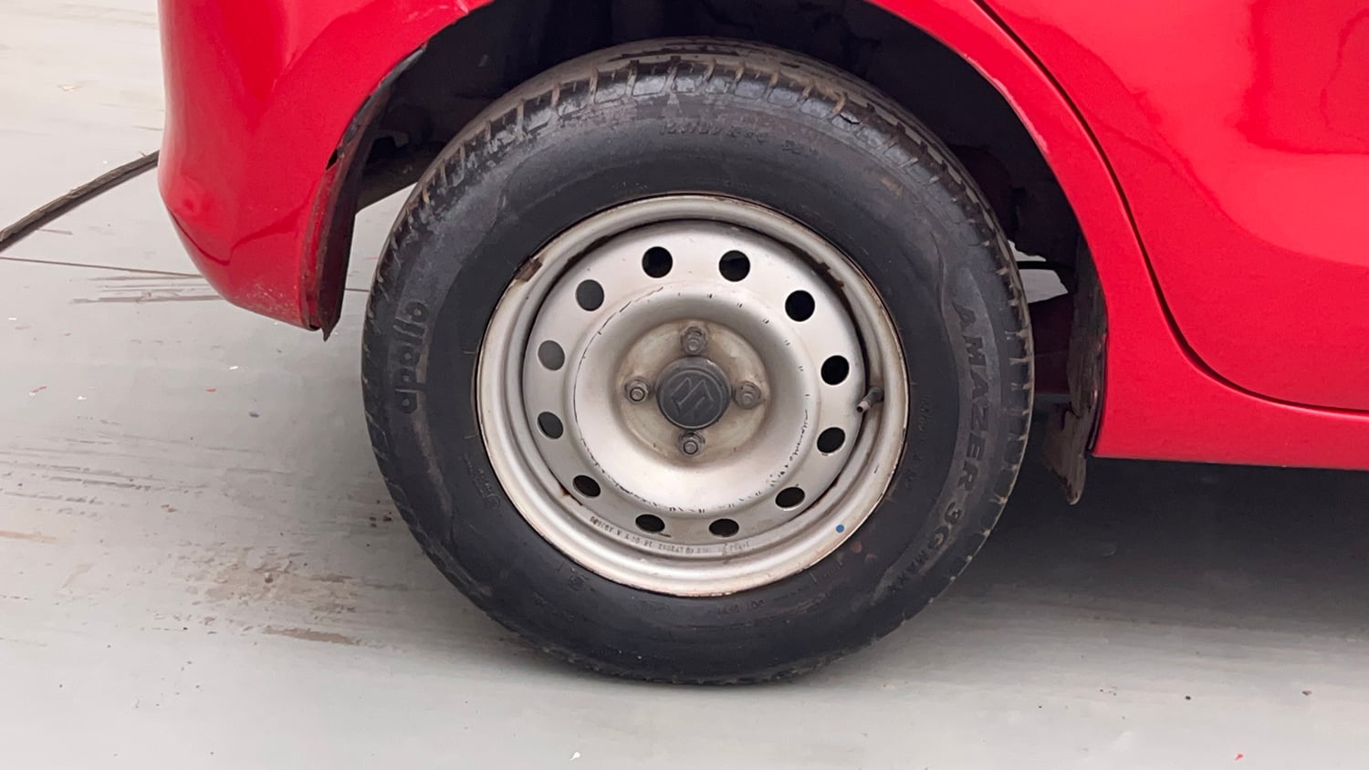 Used 2018 Maruti Suzuki Swift LXi Petrol Manual tyres RIGHT REAR TYRE RIM VIEW