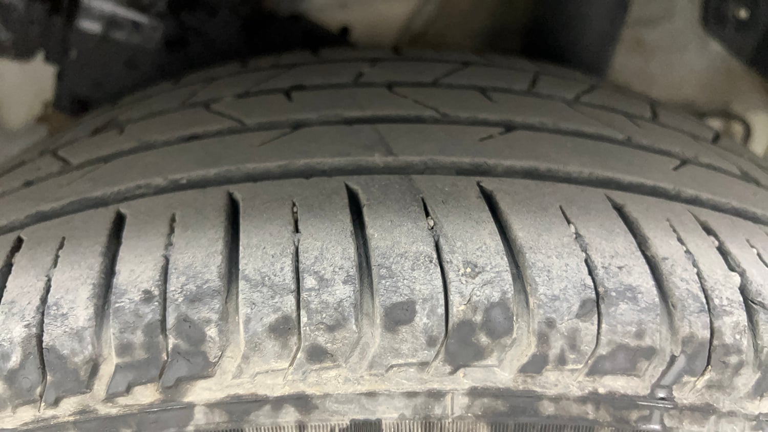 Used 2024 Hyundai Venue SX (O) 1.0 Turbo DCT Petrol Automatic tyres LEFT REAR TYRE TREAD VIEW