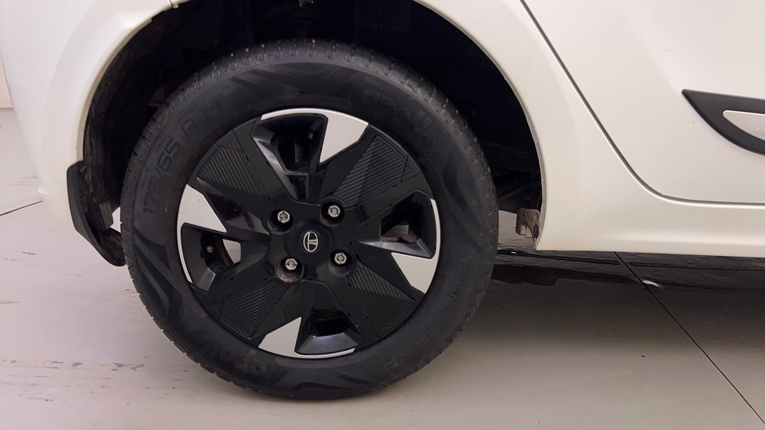 Used 2025 Tata Tiago XTA Petrol Automatic tyres RIGHT REAR TYRE RIM VIEW