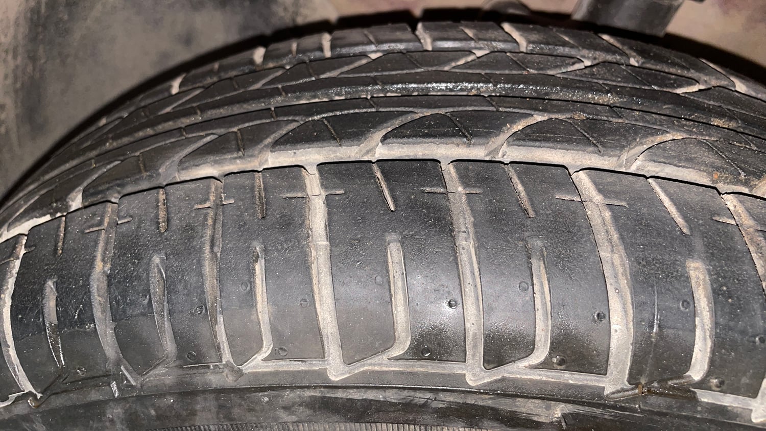 Used 2015 Hyundai Elite i20 Magna 1.2 Petrol Manual tyres LEFT FRONT TYRE TREAD VIEW