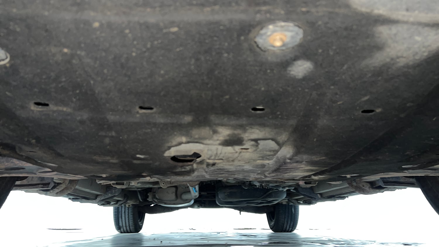 Used 2022 Mahindra XUV700 MX Petrol MT 5 STR Petrol Manual extra FRONT LEFT UNDERBODY VIEW