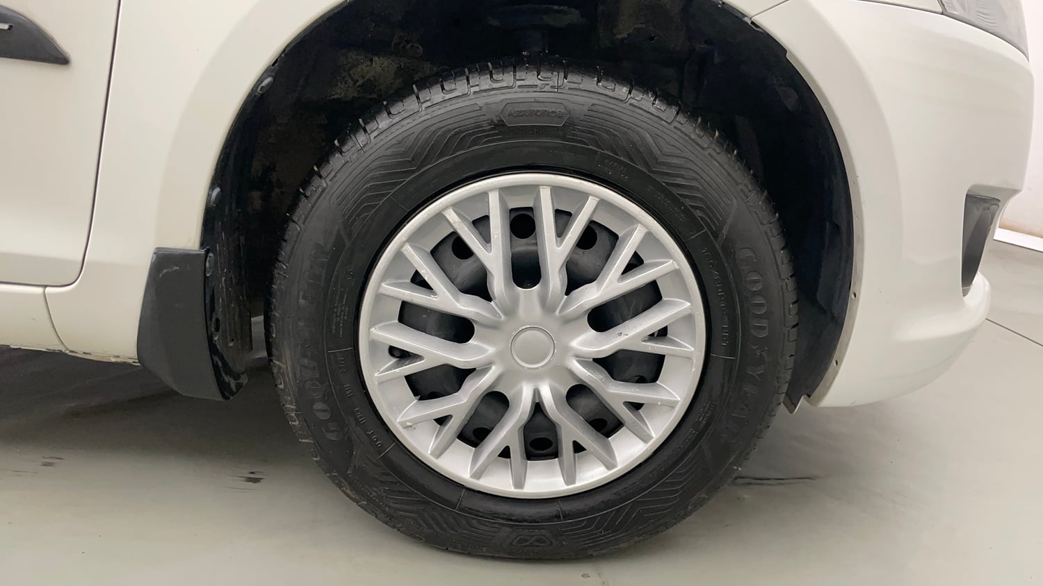 Used 2013 Maruti Suzuki Swift VXi Petrol Manual tyres RIGHT FRONT TYRE RIM VIEW