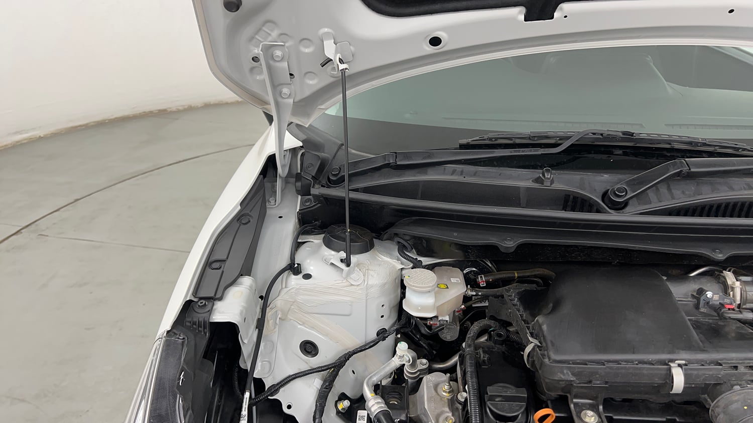Used 2026 Maruti Suzuki Baleno Sigma MT Petrol Manual engine ENGINE RIGHT SIDE HINGE & APRON VIEW