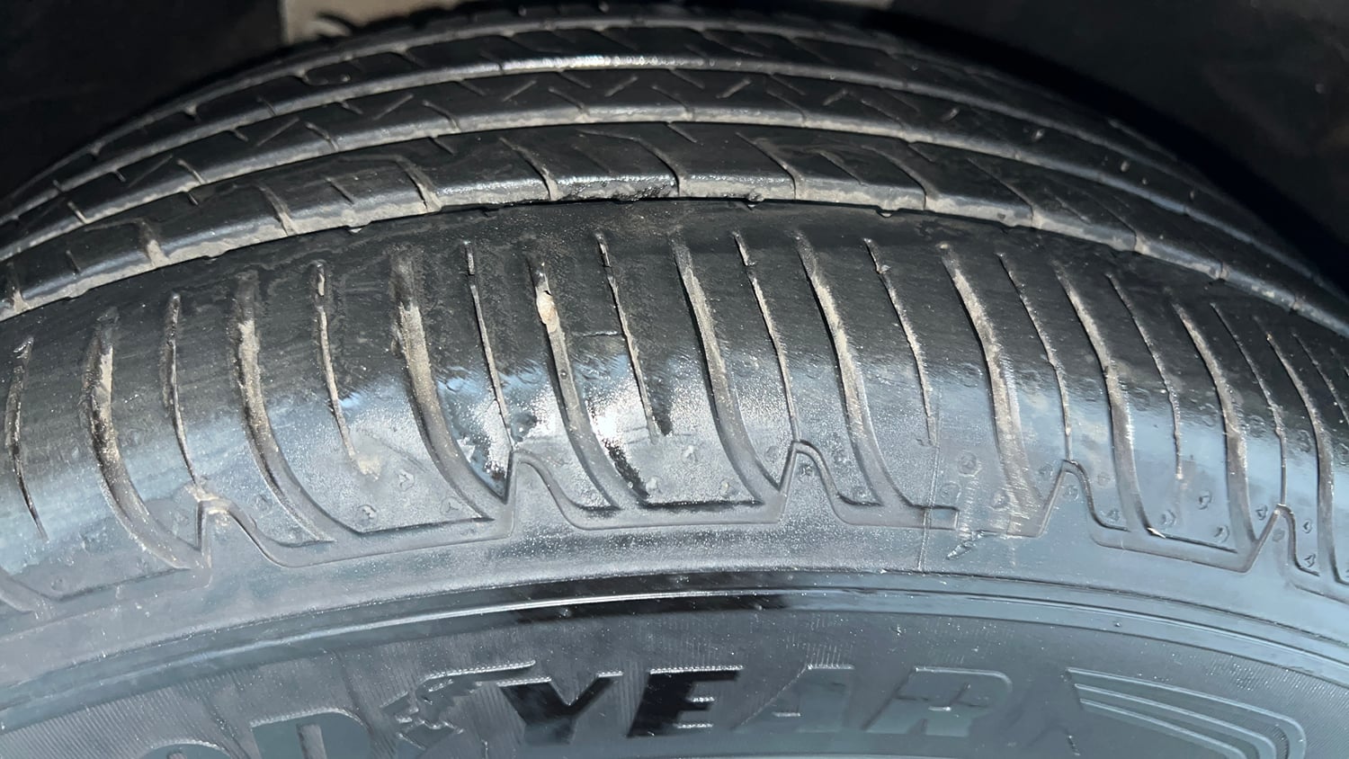 Used 2022 Mahindra XUV700 MX Petrol MT 5 STR Petrol Manual tyres RIGHT FRONT TYRE TREAD VIEW