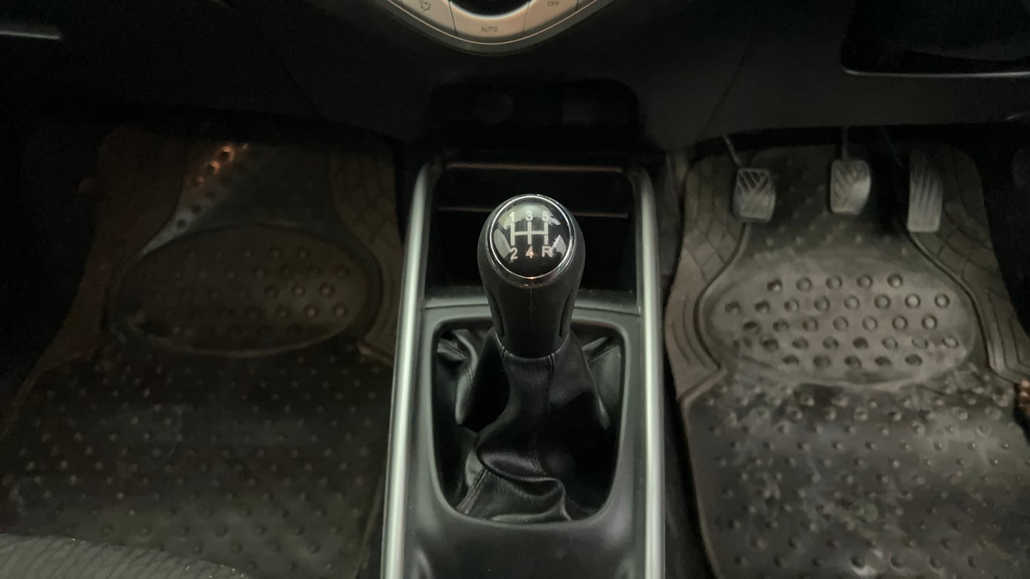 Used 2017 Maruti Suzuki Baleno Delta 1.2 Petrol Manual interior GEAR  KNOB VIEW