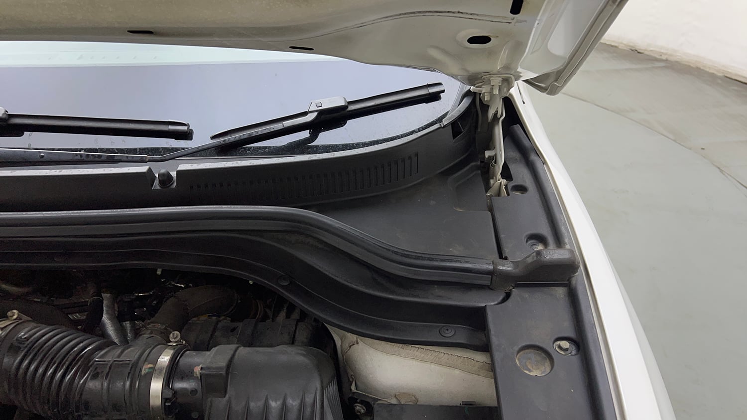 Used 2022 Mahindra XUV700 MX Petrol MT 5 STR Petrol Manual engine ENGINE LEFT SIDE HINGE & APRON VIEW