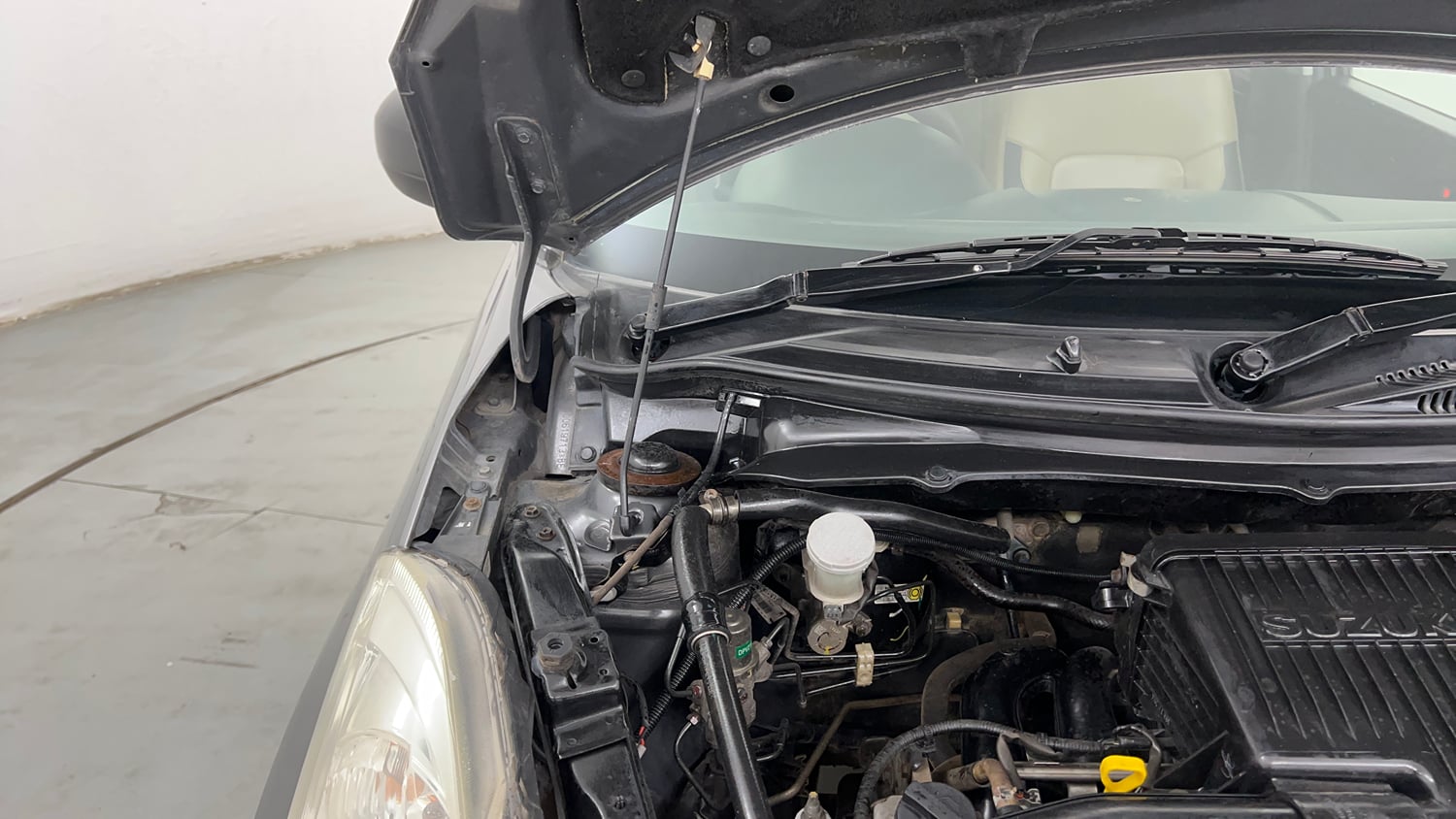 Used 2014 Maruti Suzuki Swift LXi Petrol Manual engine ENGINE RIGHT SIDE HINGE & APRON VIEW