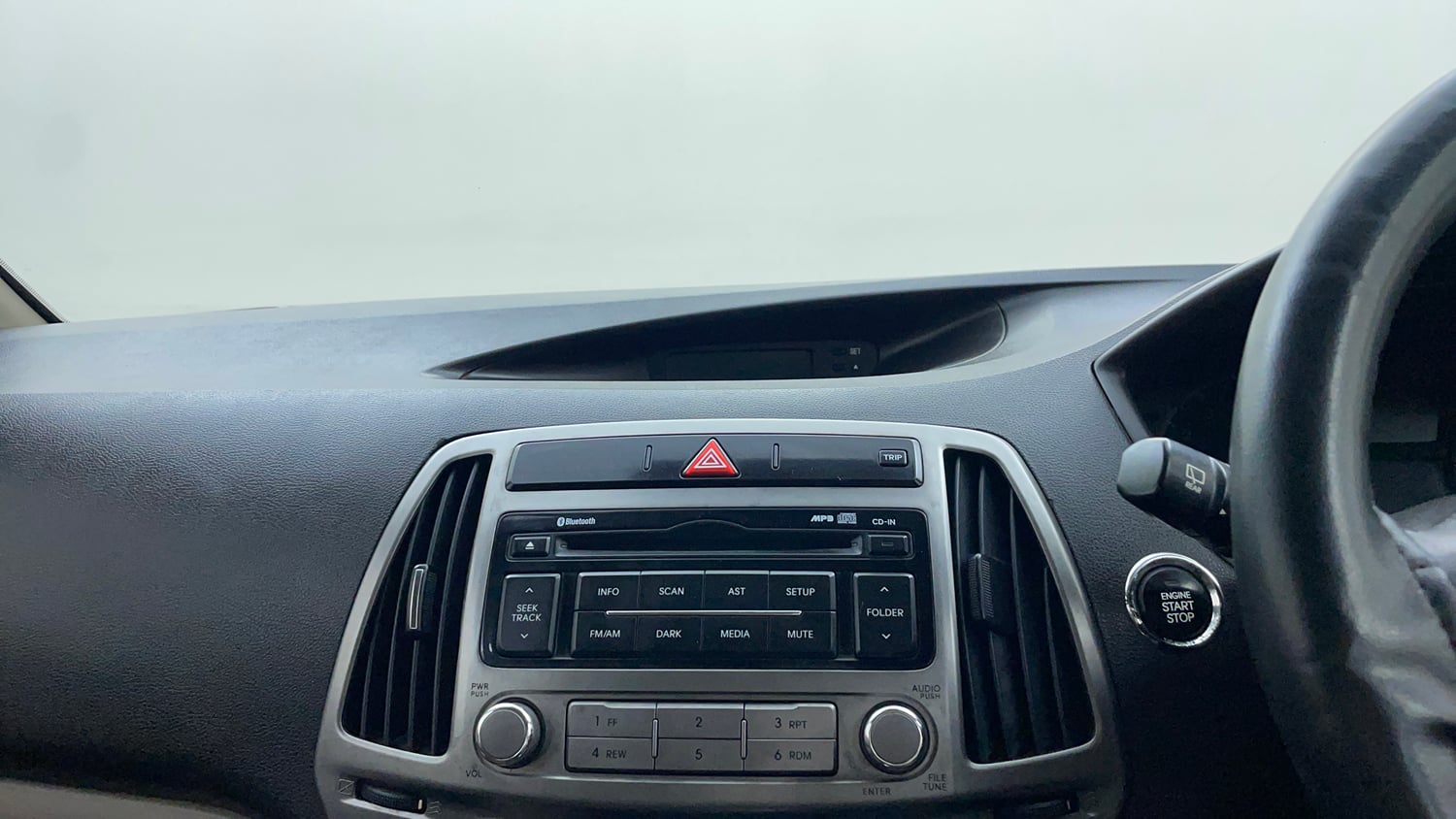 Used 2013 Hyundai i20 Asta 1.2 Petrol Manual top_features Integrated (in-dash) music system