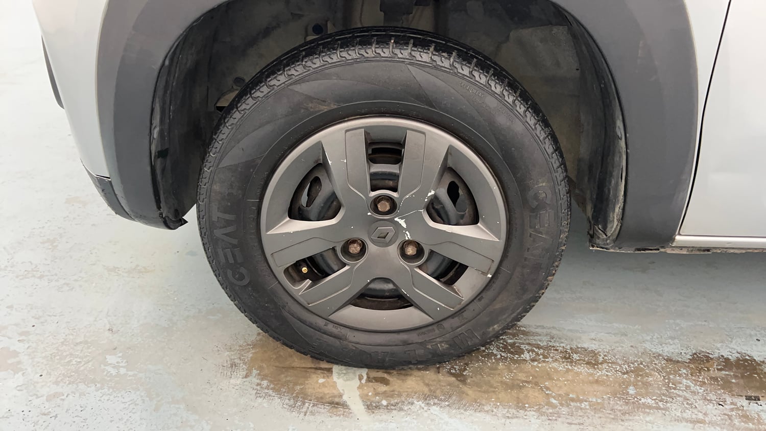 Used 2018 Renault Kwid 1.0 RXT Opt Petrol Manual tyres LEFT FRONT TYRE RIM VIEW