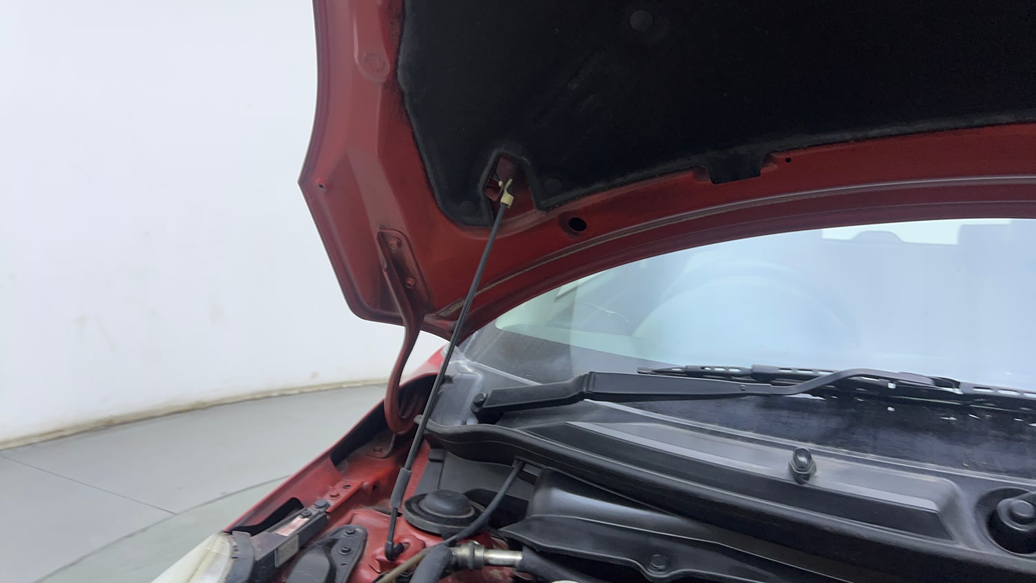 Used 2014 Maruti Suzuki Swift VXi Petrol Manual engine ENGINE RIGHT SIDE HINGE & APRON VIEW