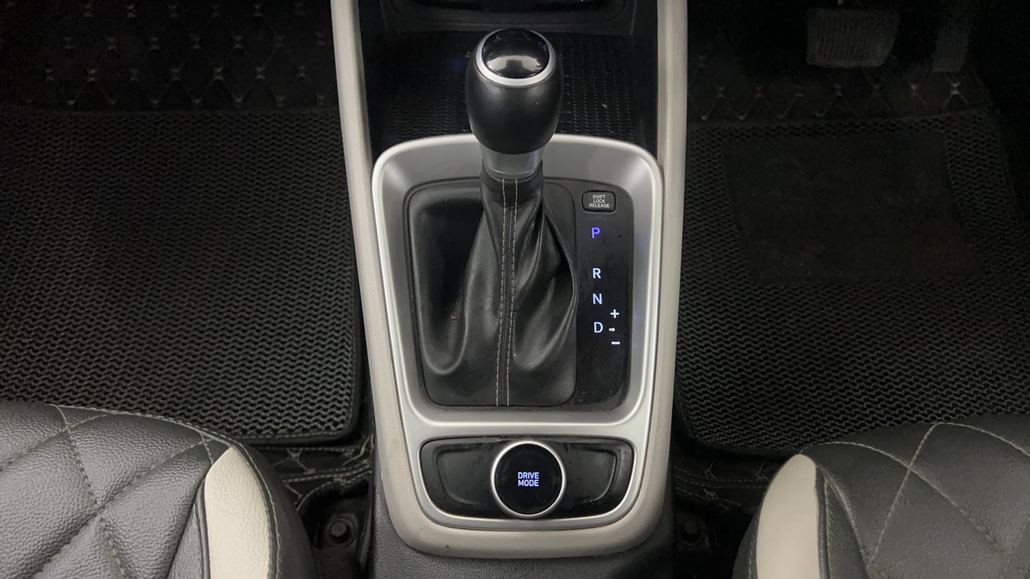 Used 2024 Hyundai Venue SX (O) 1.0 Turbo DCT Petrol Automatic interior GEAR  KNOB VIEW