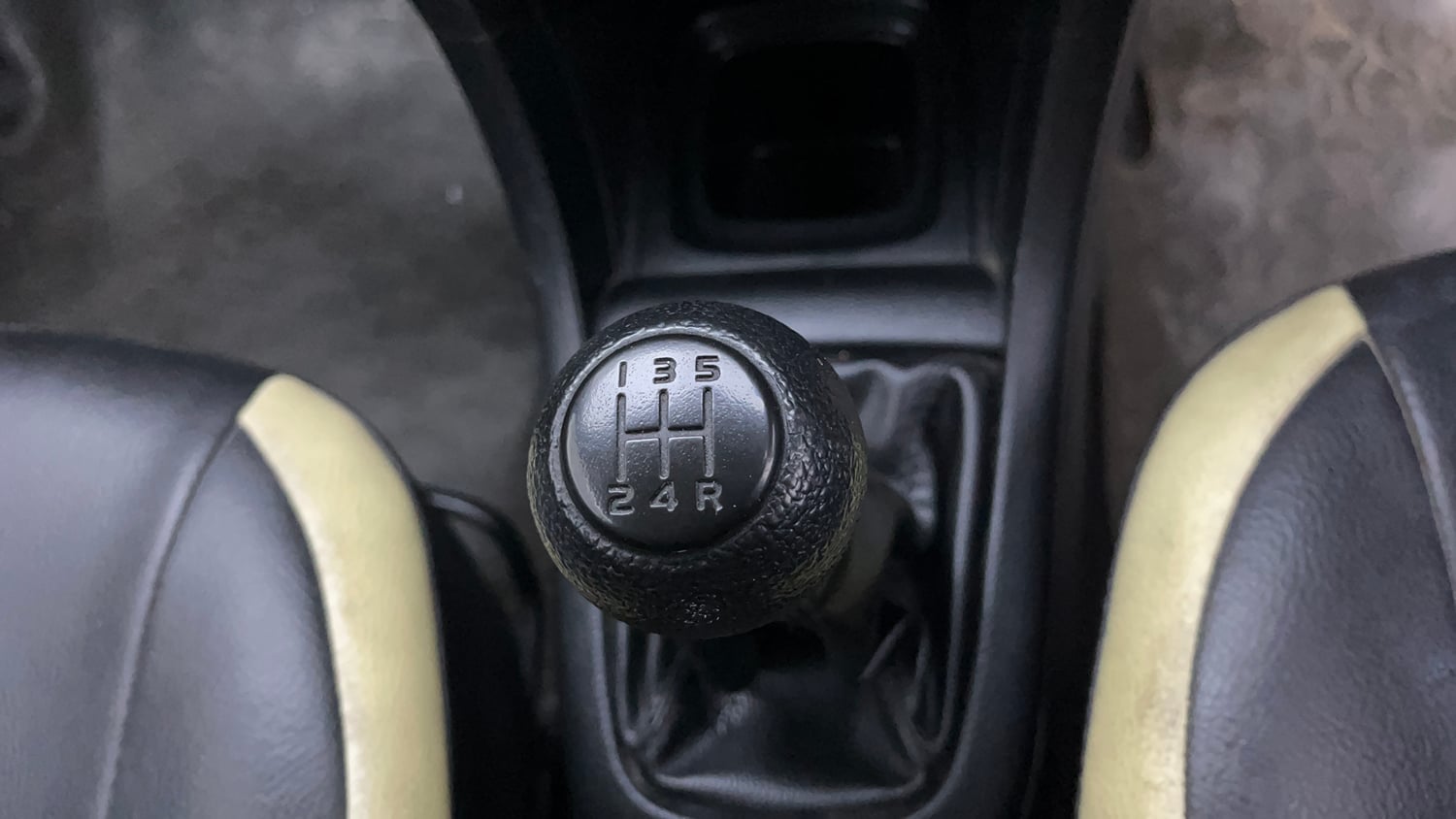 Used 2012 Maruti Suzuki Swift VXi Petrol Manual interior GEAR  KNOB VIEW