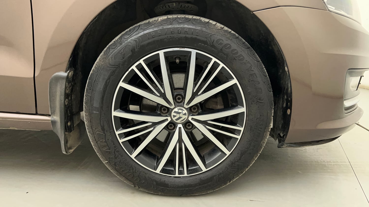 Used 2019 Volkswagen Vento Highline 1.6 (P) Petrol Manual tyres RIGHT FRONT TYRE RIM VIEW