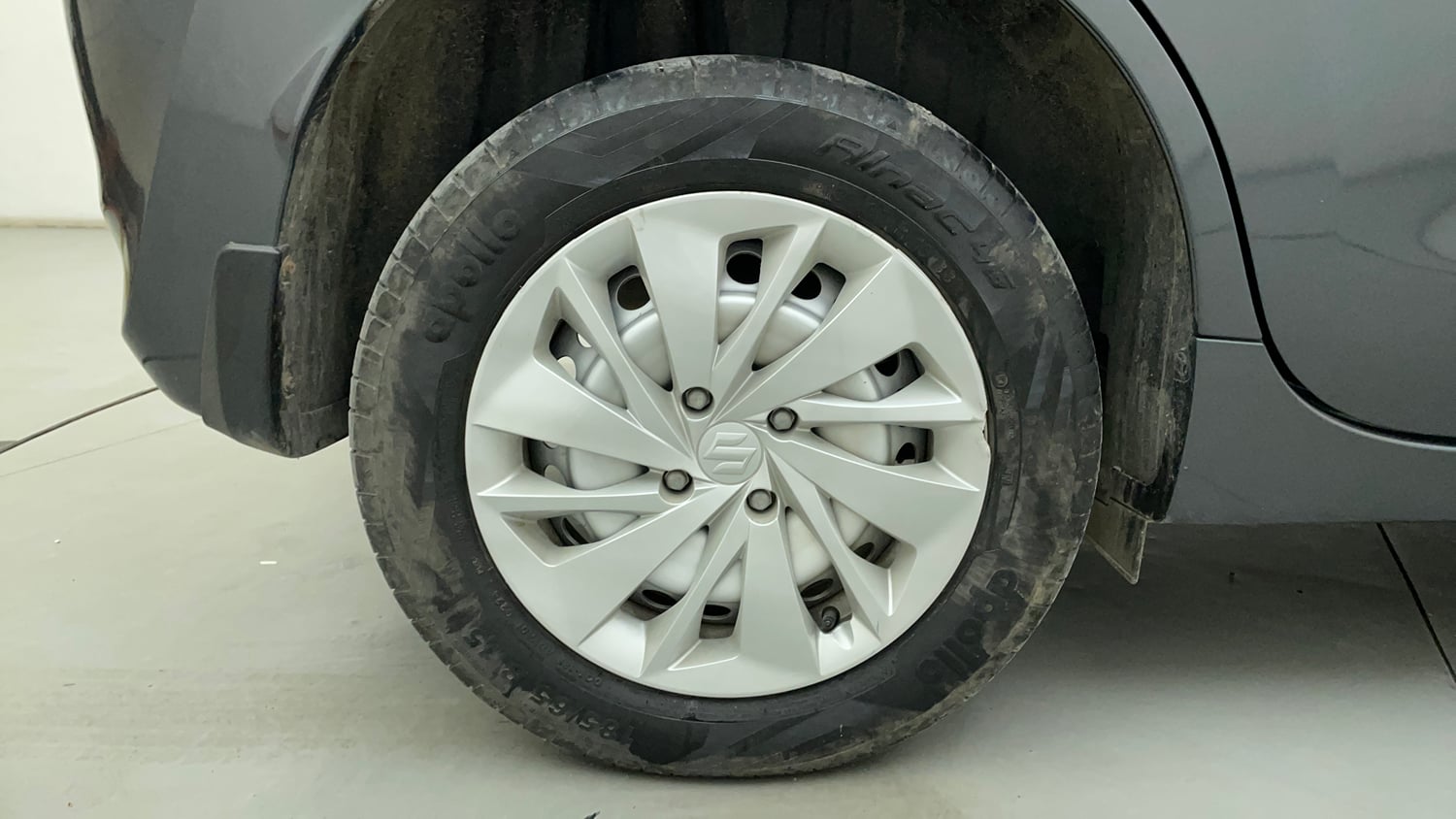Used 2024 Maruti Suzuki Baleno Sigma MT Petrol Manual tyres RIGHT REAR TYRE RIM VIEW