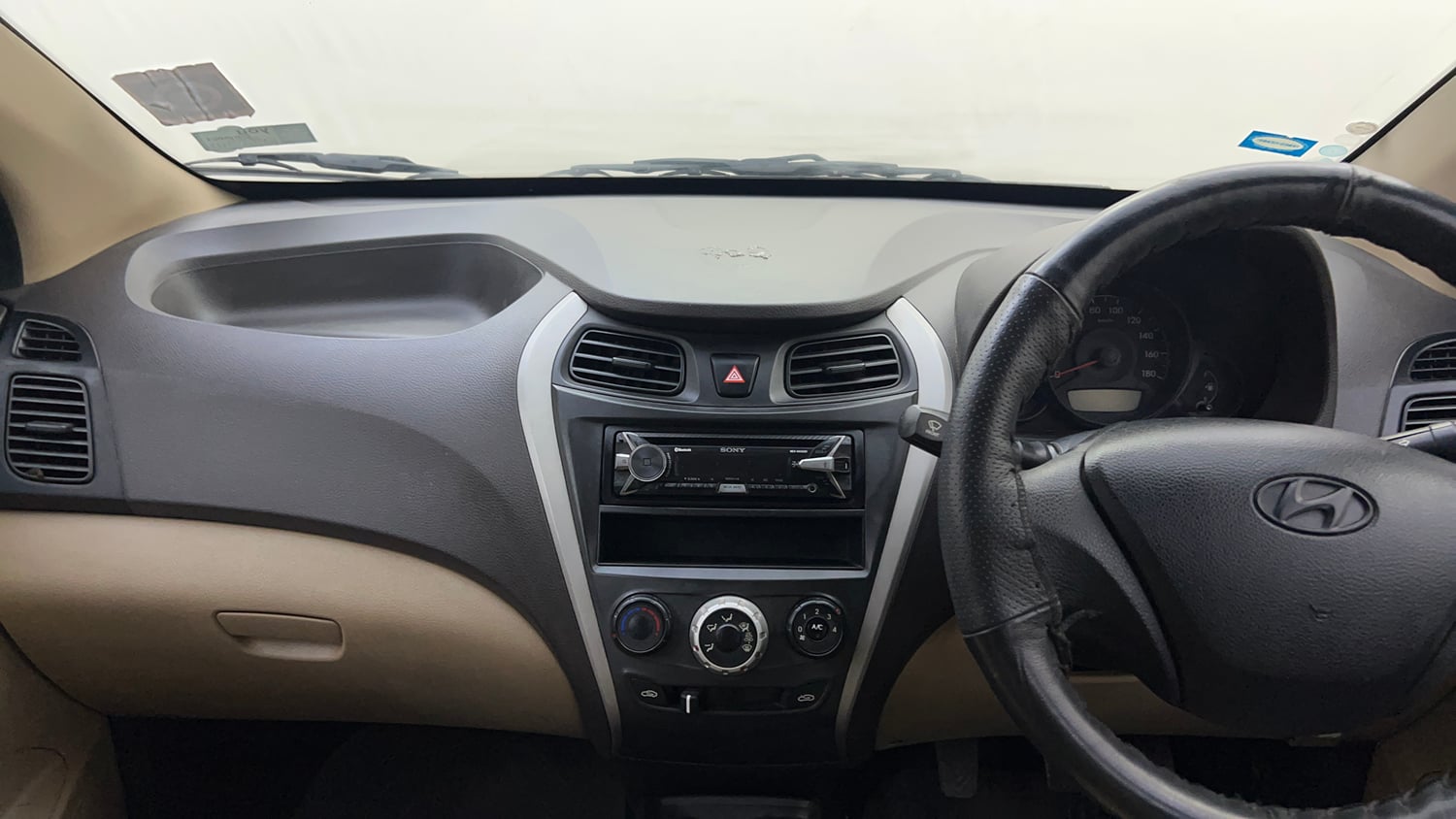 Used 2017 Hyundai Eon Era + Petrol Manual interior MUSIC SYSTEM & AC CONTROL VIEW