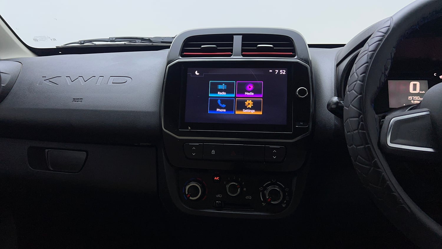 Used 2022 Renault Kwid RXT 1.0 Petrol Manual top_features Touch screen infotainment system