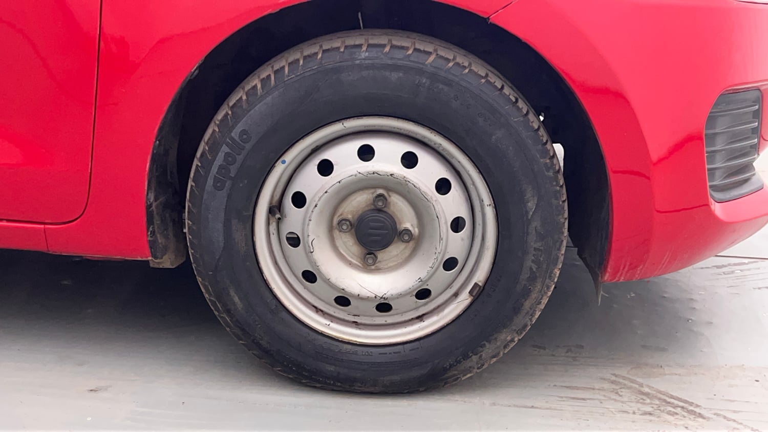 Used 2018 Maruti Suzuki Swift LXi Petrol Manual tyres RIGHT FRONT TYRE RIM VIEW