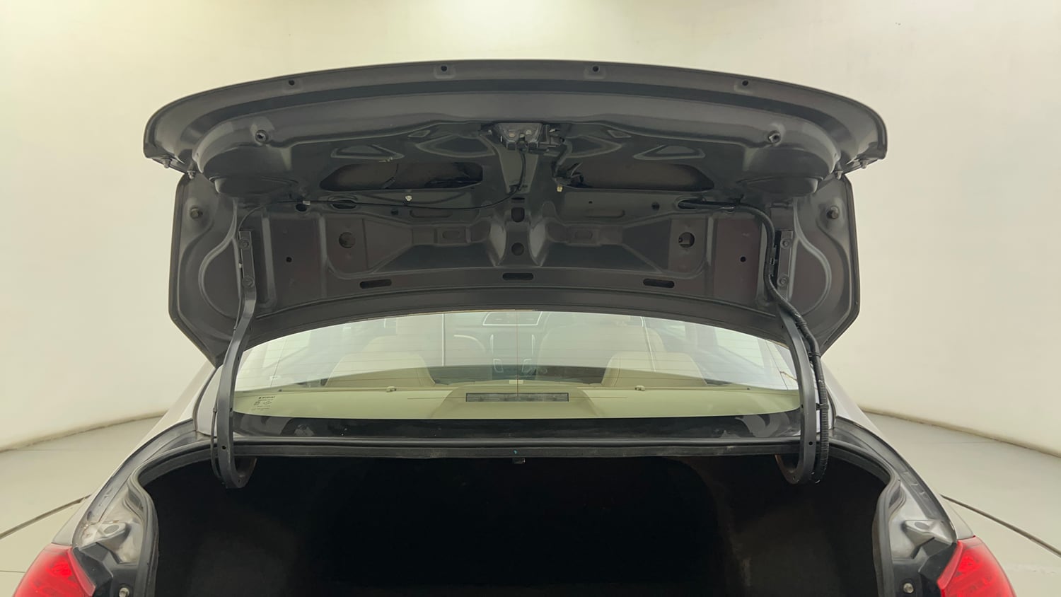 Used 2016 Maruti Suzuki Ciaz ZXi  AT Petrol Automatic interior DICKY DOOR OPEN VIEW