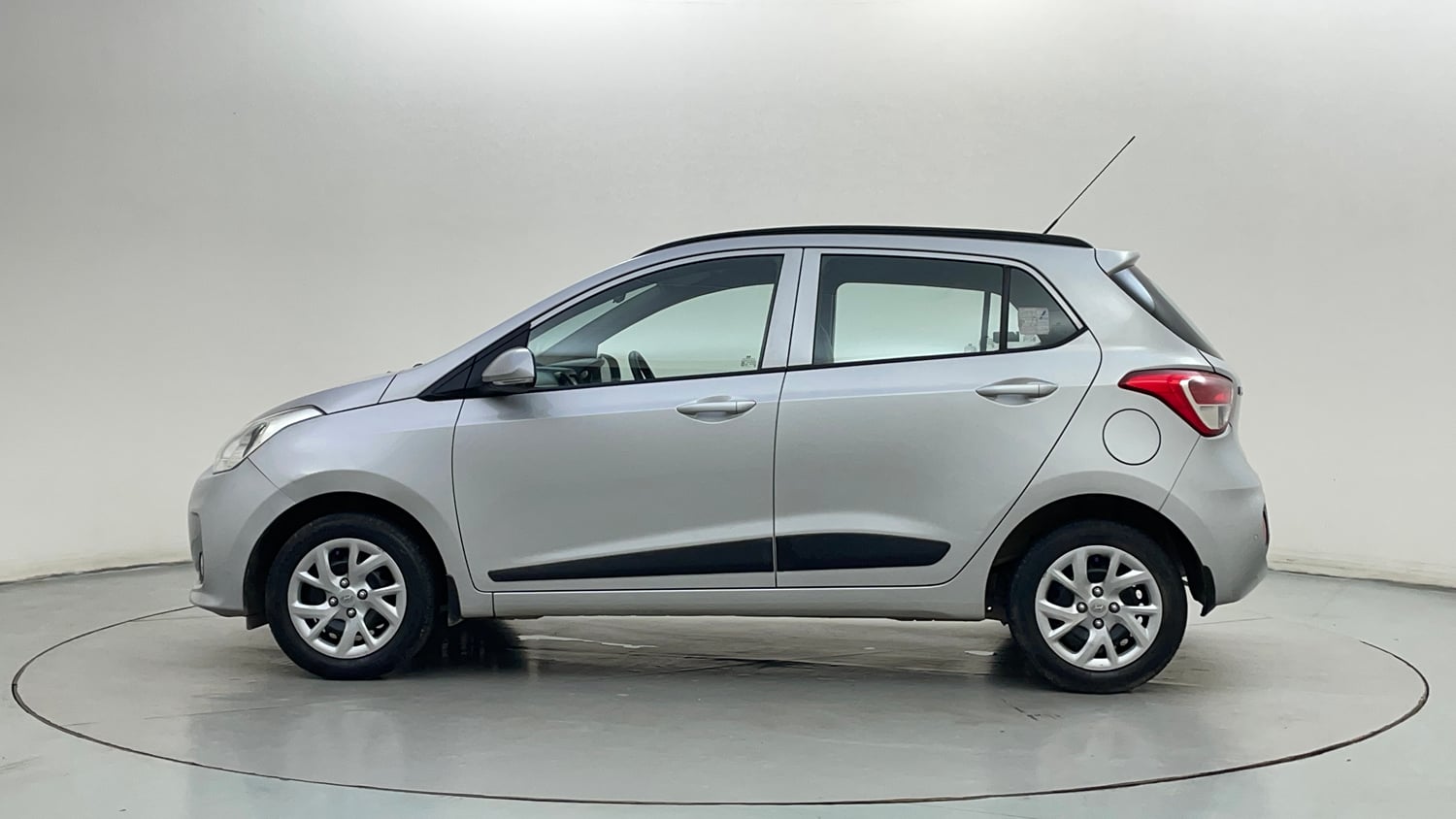 Used 2017 Hyundai Grand i10 Sportz 1.2 Kappa VTVT Petrol Manual exterior LEFT SIDE VIEW