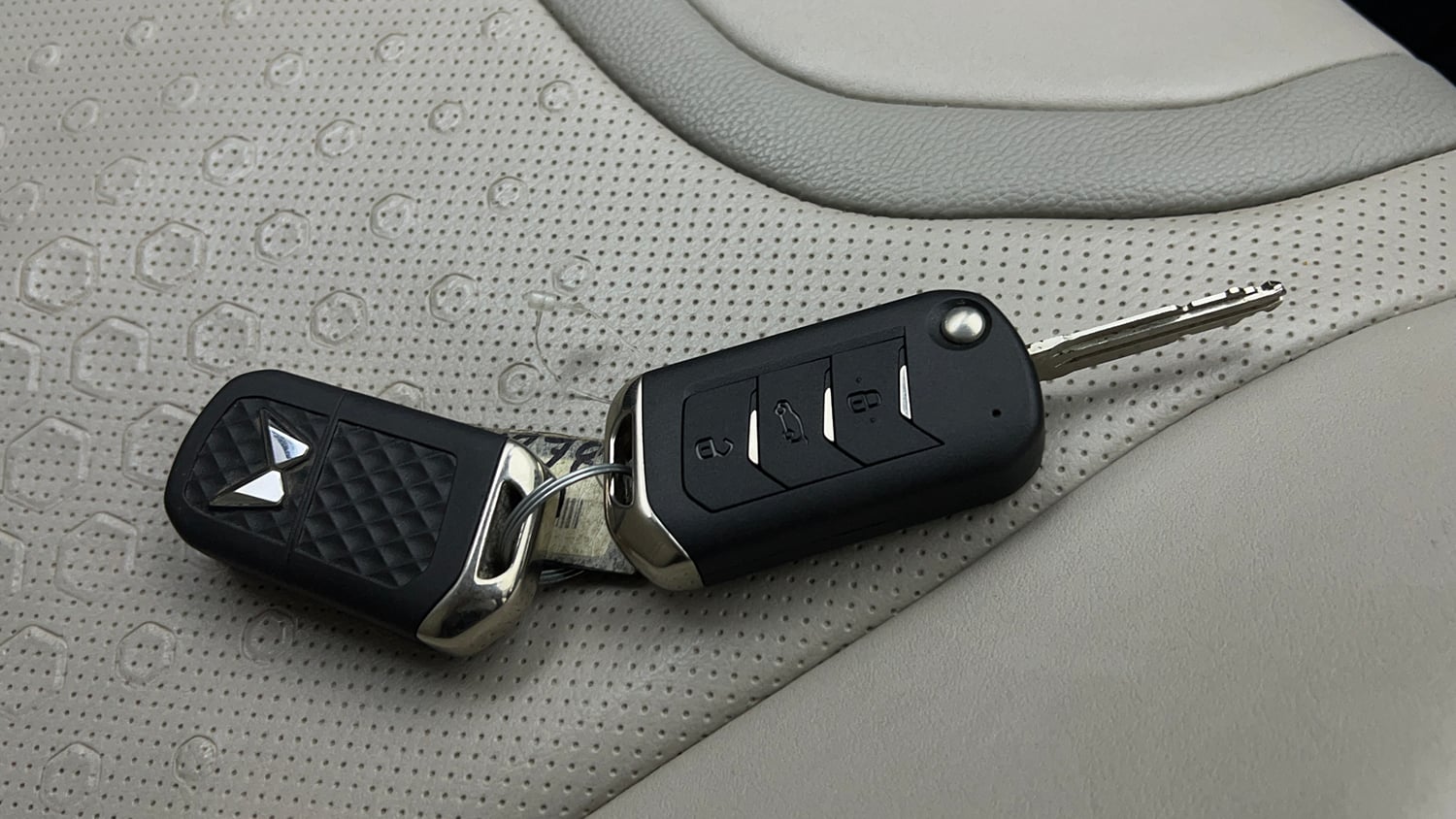 Used 2022 Mahindra XUV700 MX Petrol MT 5 STR Petrol Manual extra CAR KEY VIEW