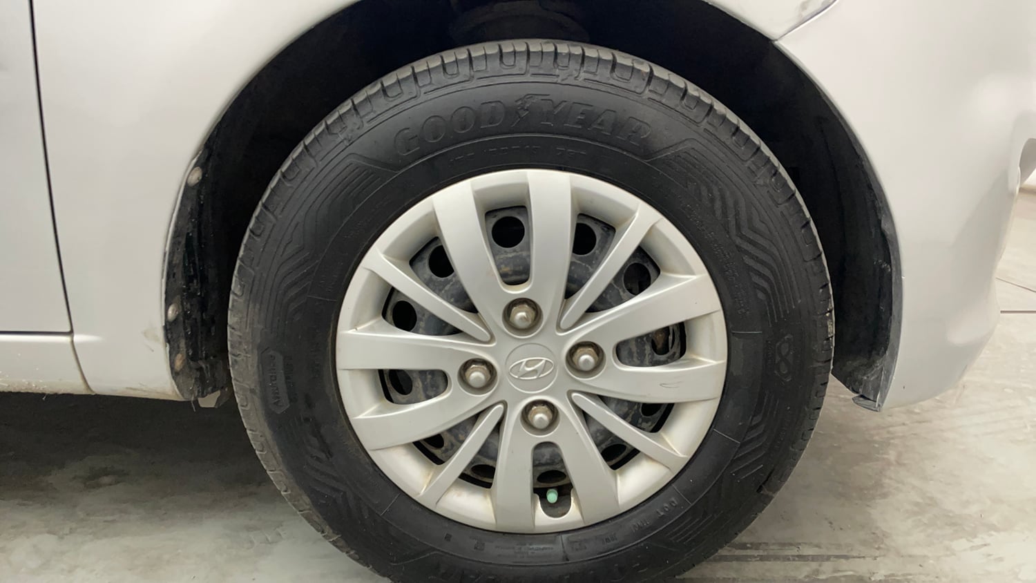 Used 2014 Hyundai i10 Sportz 1.1 iRDE2 Petrol Manual tyres RIGHT FRONT TYRE RIM VIEW