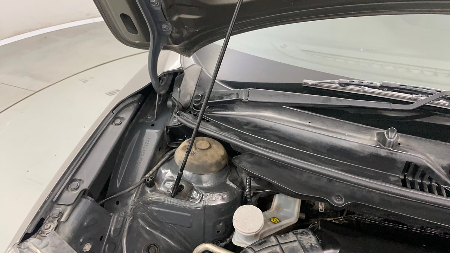 Used 2019 Maruti Suzuki Baleno Delta Petrol Manual engine ENGINE RIGHT SIDE HINGE & APRON VIEW