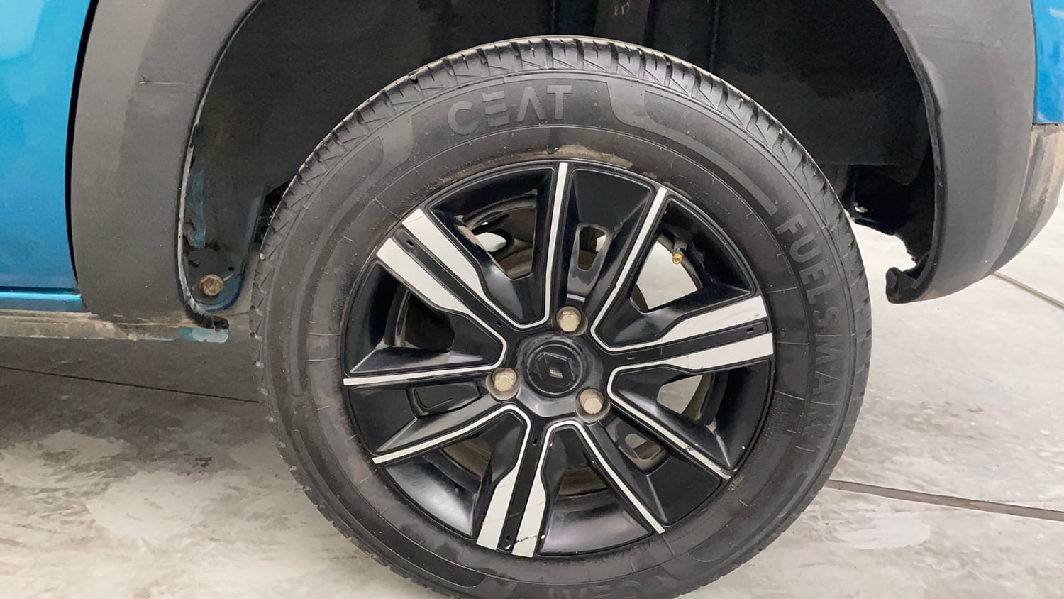 Used 2024 Renault Kwid CLIMBER 1.0 MT Petrol Manual tyres LEFT REAR TYRE RIM VIEW