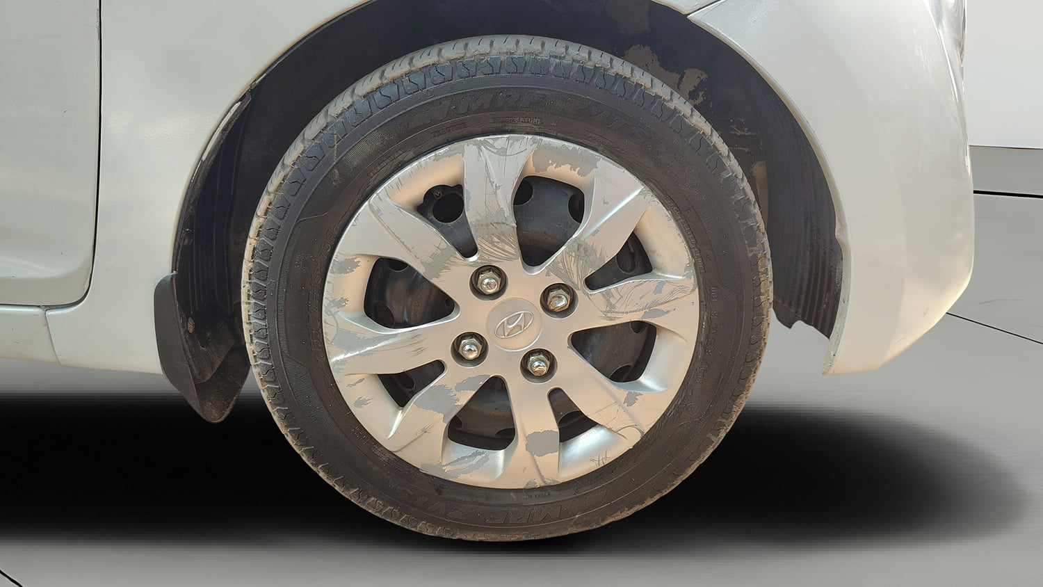 Used 2018 Hyundai Eon Magna + Petrol Manual tyres RIGHT FRONT TYRE RIM VIEW
