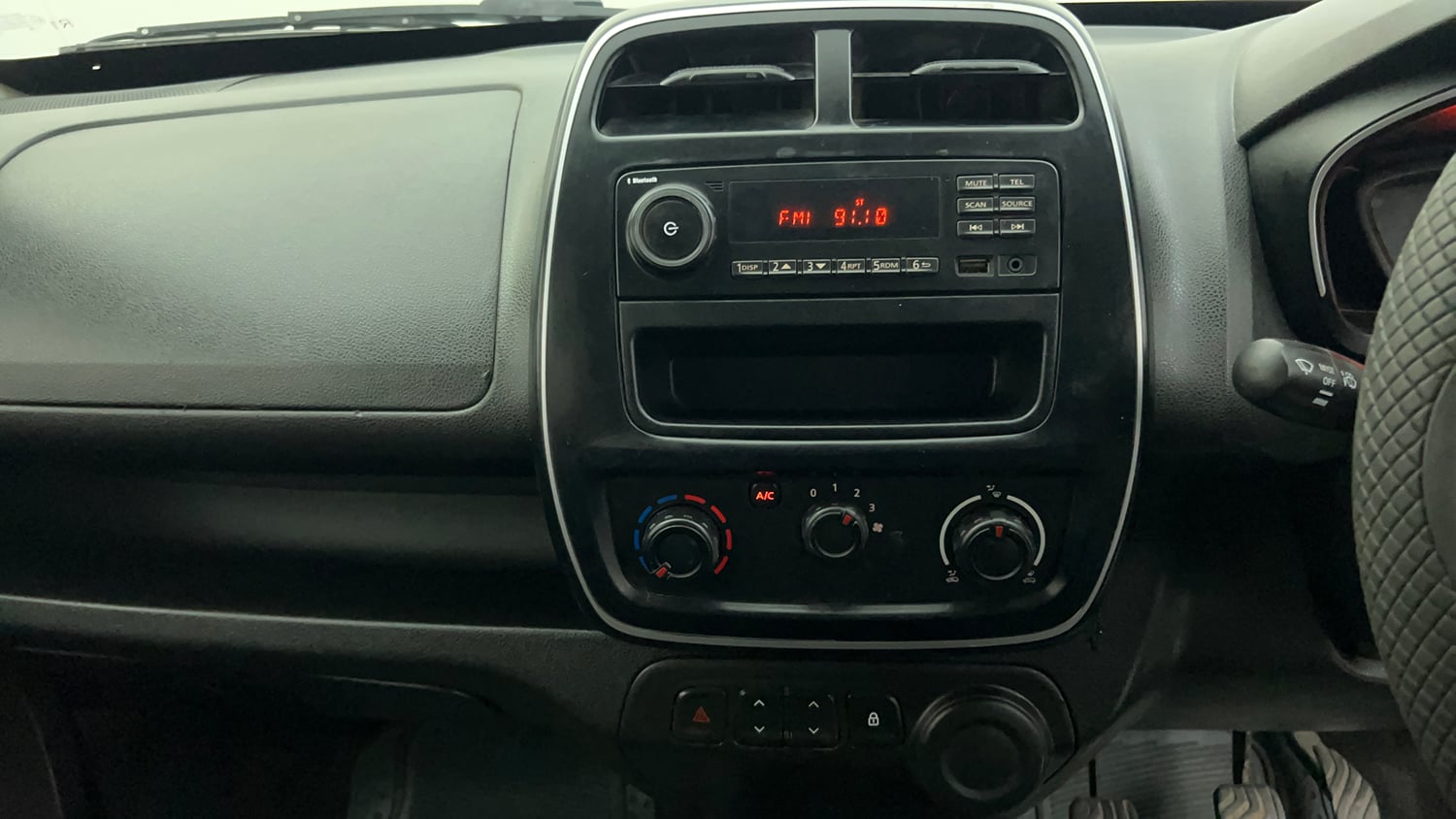 Used 2018 Renault Kwid 1.0 RXL Petrol Manual interior MUSIC SYSTEM & AC CONTROL VIEW