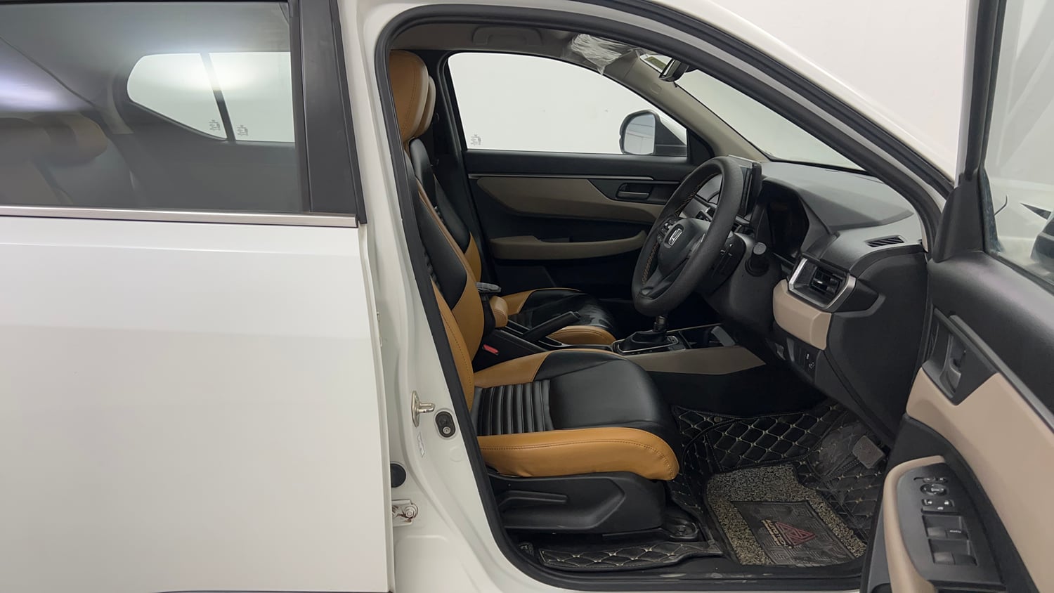 Used 2025 Honda Elevate V CVT Petrol Automatic interior RIGHT SIDE FRONT DOOR CABIN VIEW