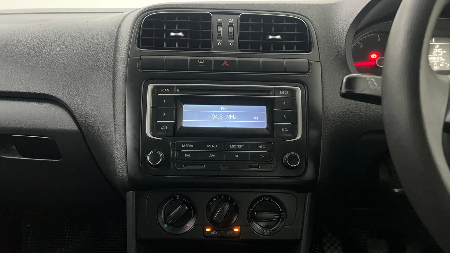 Used 2015 Volkswagen Polo Comfortline 1.5L (D) Diesel Manual interior MUSIC SYSTEM & AC CONTROL VIEW