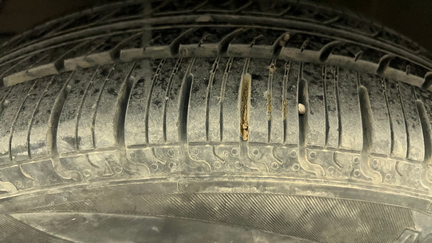 Used 2017 Maruti Suzuki Baleno Delta 1.2 Petrol Manual tyres LEFT FRONT TYRE TREAD VIEW