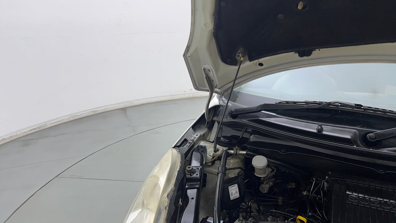 Used 2013 Maruti Suzuki Swift VXI CNG (Outside Fitted) Cng Manual engine ENGINE RIGHT SIDE HINGE & APRON VIEW