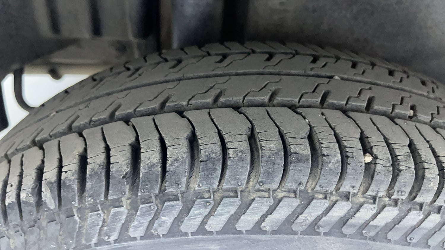 Used 2015 Maruti Suzuki Swift Dzire VXI Petrol Manual tyres RIGHT REAR TYRE TREAD VIEW