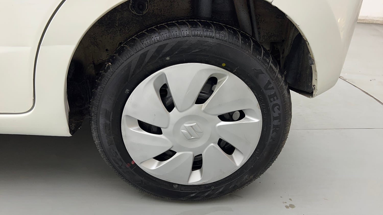 Used 2017 Maruti Suzuki Celerio VXi Petrol Manual tyres LEFT REAR TYRE RIM VIEW