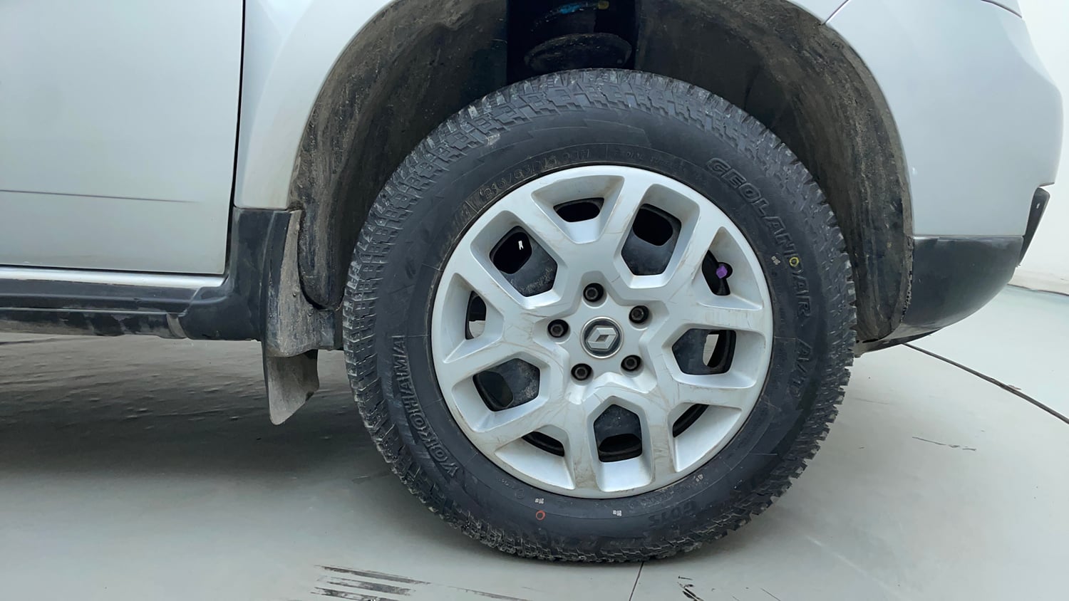 Used 2017 Renault Duster RXL Petrol Petrol Manual tyres RIGHT FRONT TYRE RIM VIEW