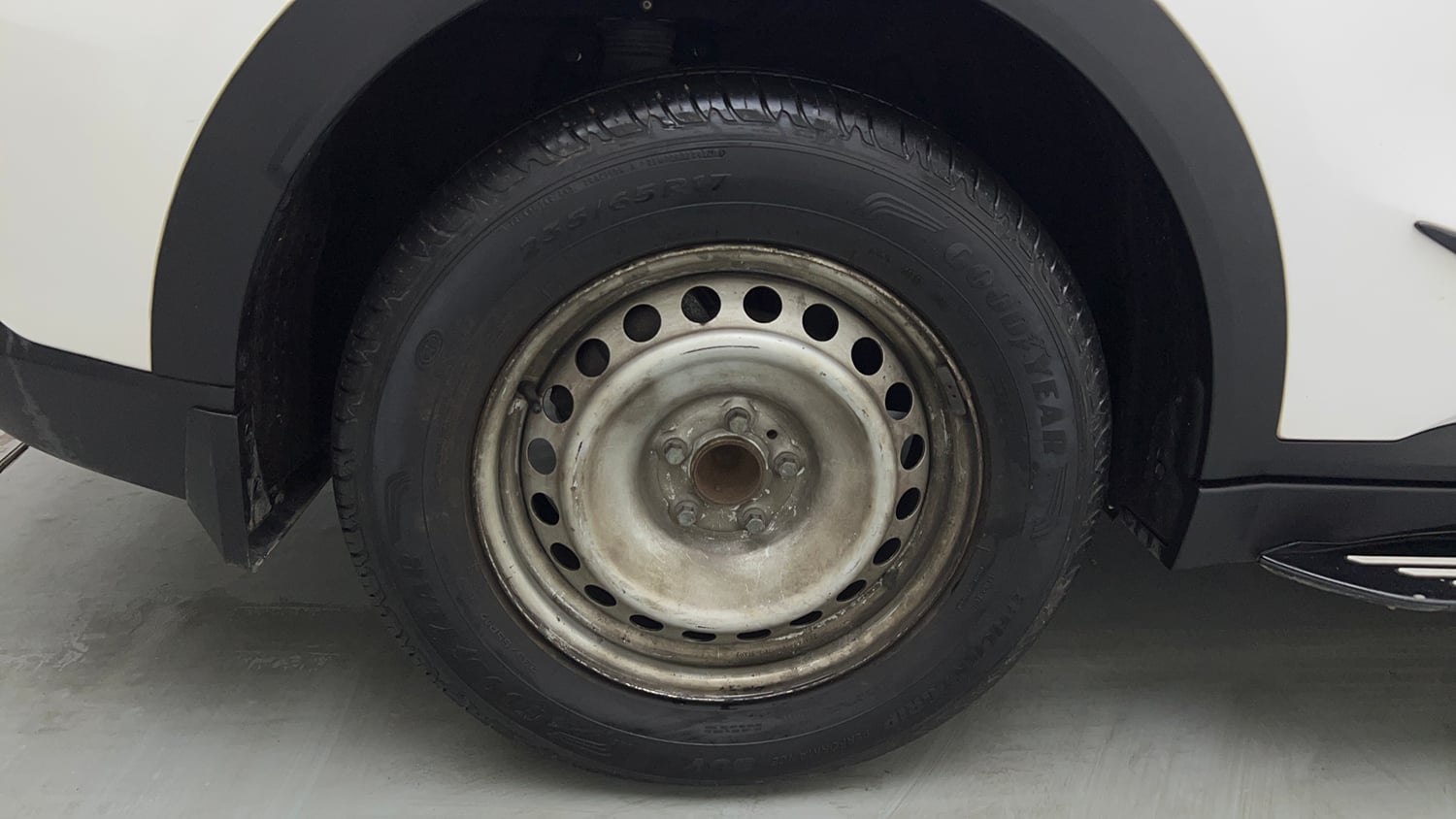 Used 2022 Mahindra XUV700 MX Petrol MT 5 STR Petrol Manual tyres RIGHT REAR TYRE RIM VIEW