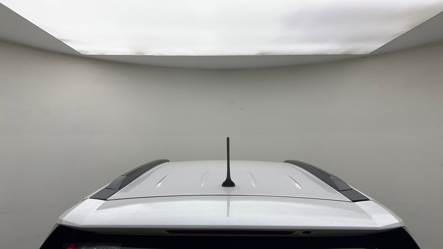 Used 2022 Mahindra XUV700 MX Petrol MT 5 STR Petrol Manual exterior EXTERIOR ROOF VIEW