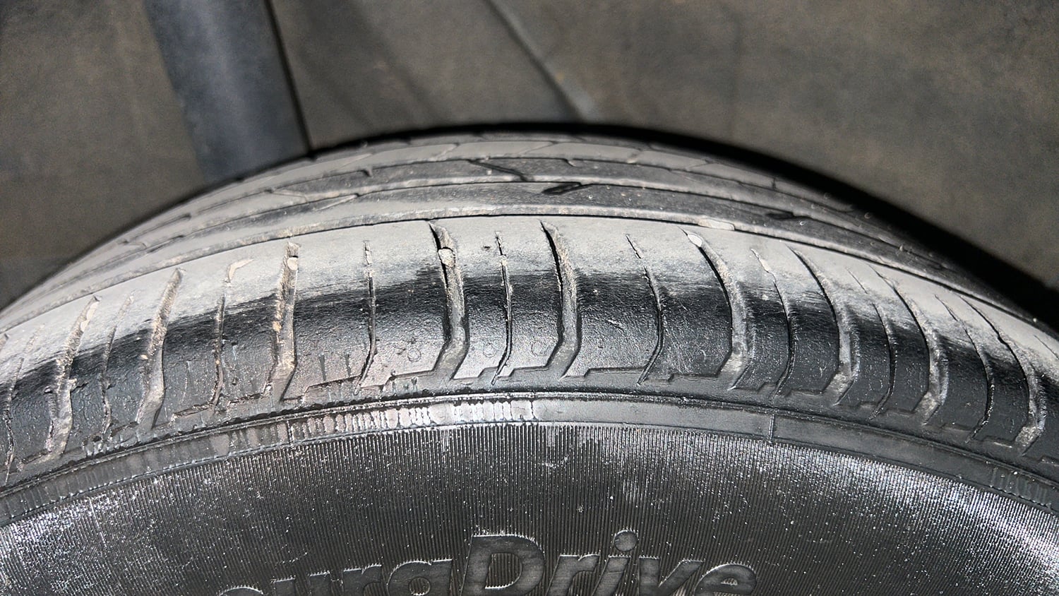 Used 2023 Hyundai Venue SX(O) 1.0 Turbo DCT Knight Edition Petrol Automatic tyres RIGHT REAR TYRE TREAD VIEW