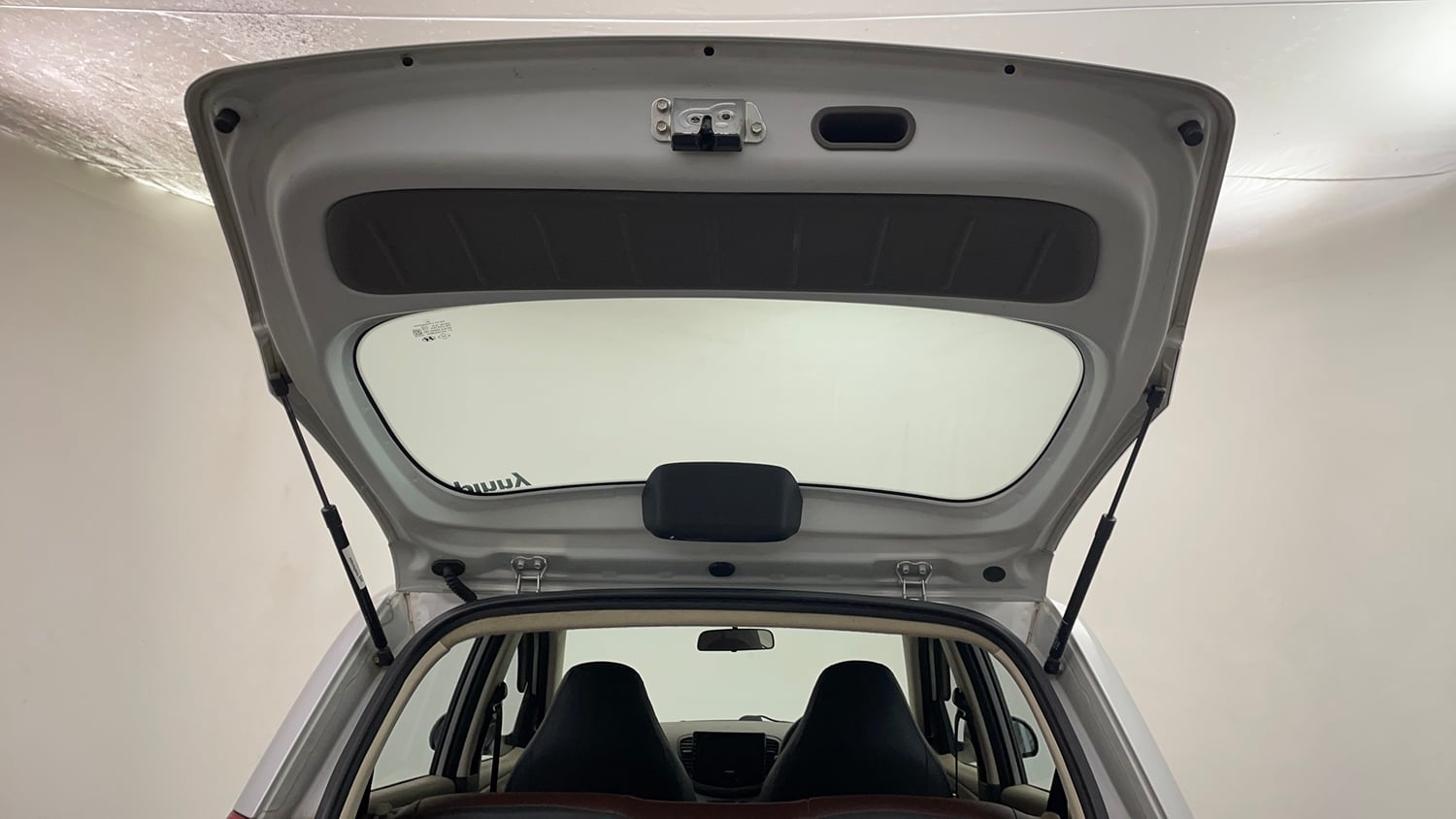 Used 2014 Hyundai i10 Sportz 1.1 iRDE2 Petrol Manual interior DICKY DOOR OPEN VIEW