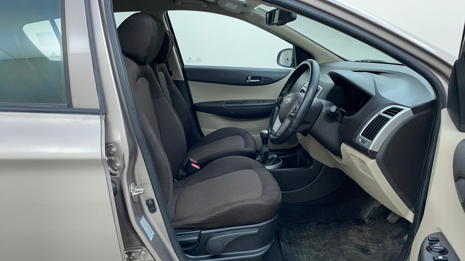 Used 2013 Hyundai i20 Asta 1.2 Petrol Manual interior RIGHT SIDE FRONT DOOR CABIN VIEW