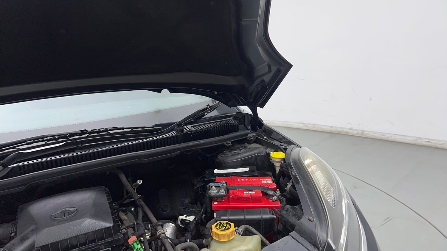 Used 2019 Tata Nexon XZA Plus Petrol Petrol Automatic engine ENGINE LEFT SIDE HINGE & APRON VIEW