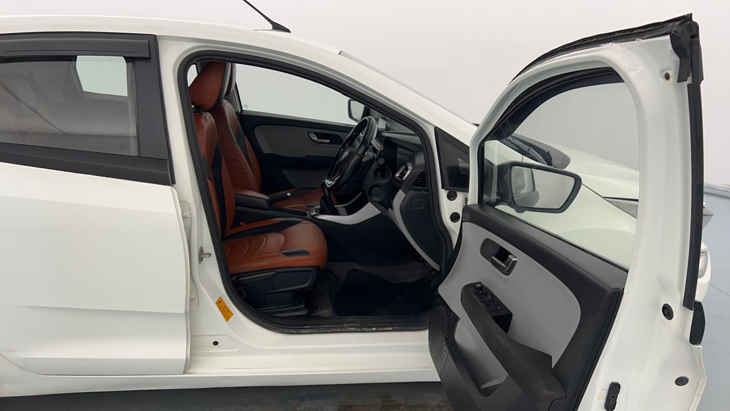 Used 2020 Tata Altroz XZ Petrol Petrol Manual interior RIGHT SIDE FRONT DOOR CABIN VIEW