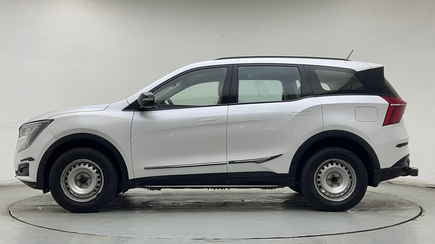 Used 2022 Mahindra XUV700 MX Petrol MT 5 STR Petrol Manual exterior LEFT SIDE VIEW