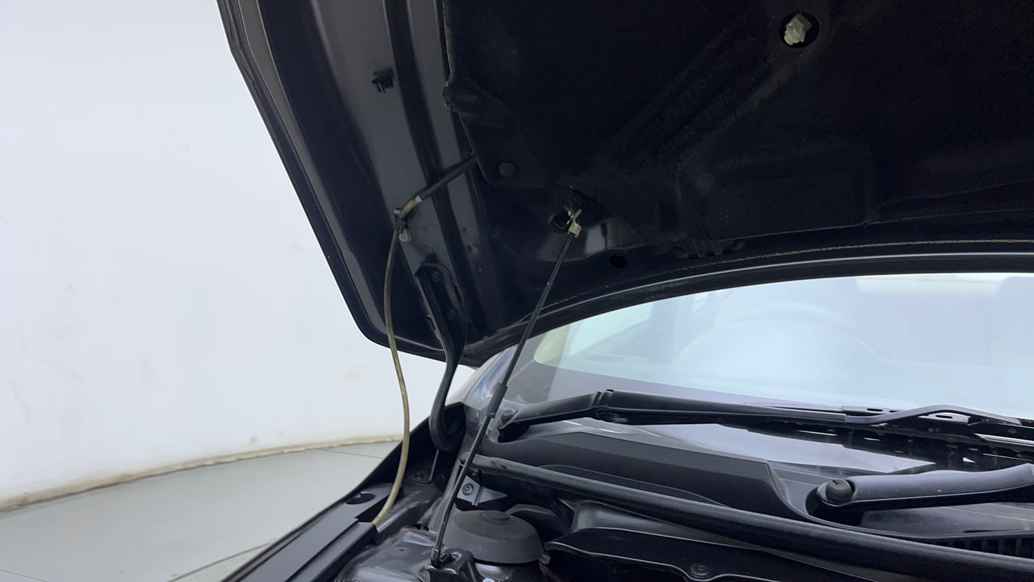 Used 2017 Maruti Suzuki Ciaz ZXI+ Petrol Manual engine ENGINE RIGHT SIDE HINGE & APRON VIEW